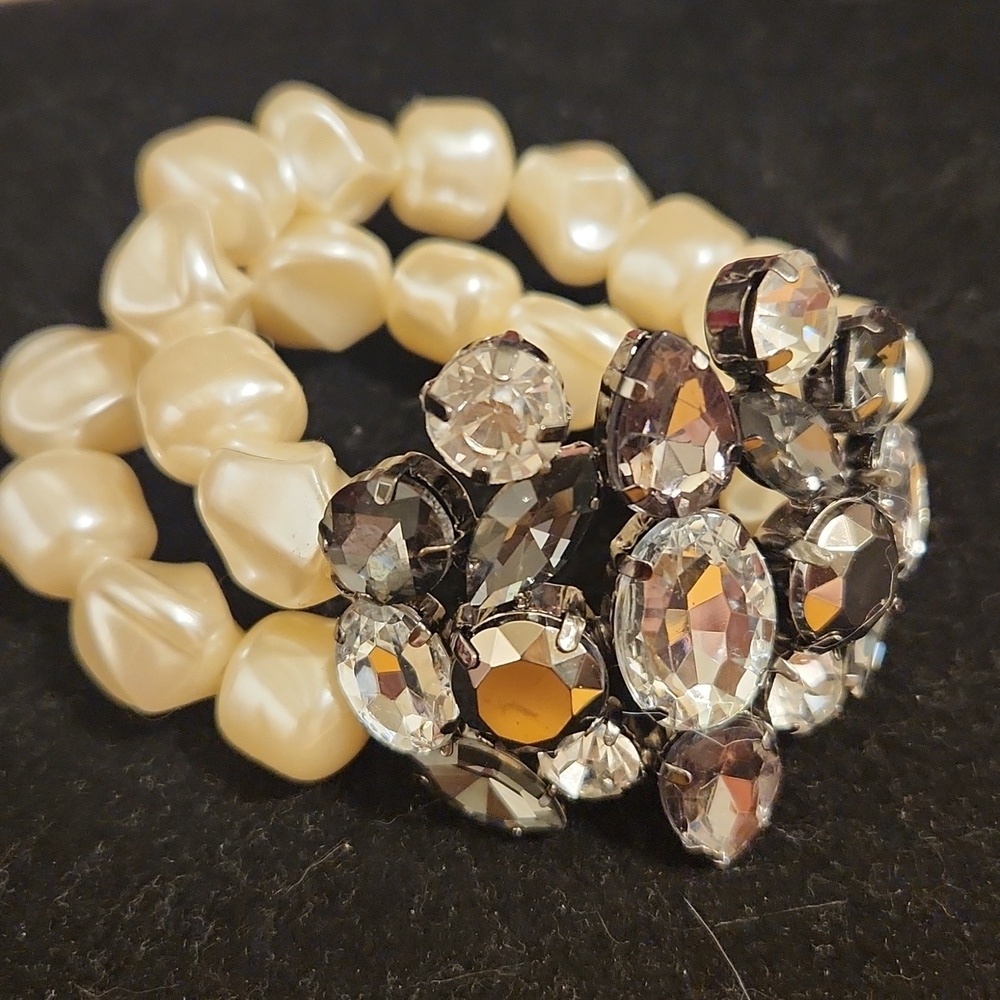 Elegant Pearl and Crystal Women's Stretch Bracelet - Picture 2 of 6